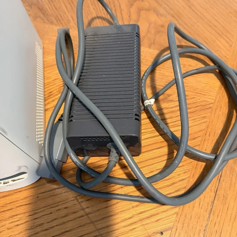 Microsoft Xbox 360 Console White OEM Power Supply AV Cable Untested